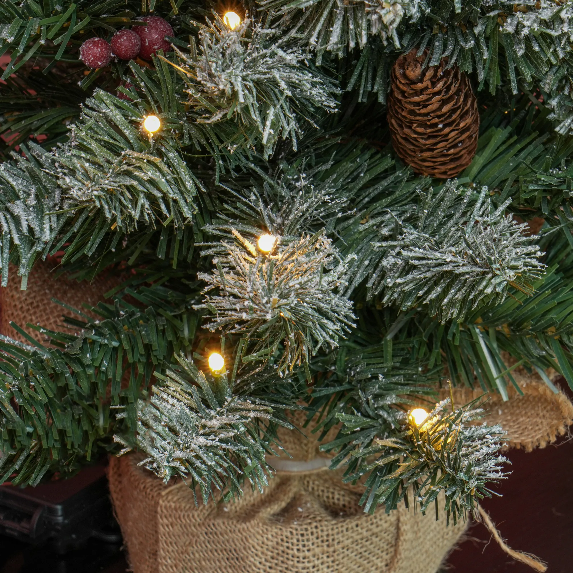Weihnachtsbaum mit LED-Beleuchtung, 60 cm, Tannenzapfen und rote Beeren, inkl. Ständer, Grün/Weiß