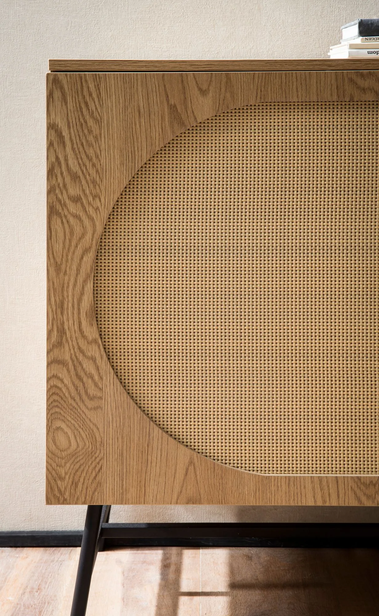 Sideboard 140x80x40 cm Kommode Eiche-Dekor mit Rattan Geflecht Modern