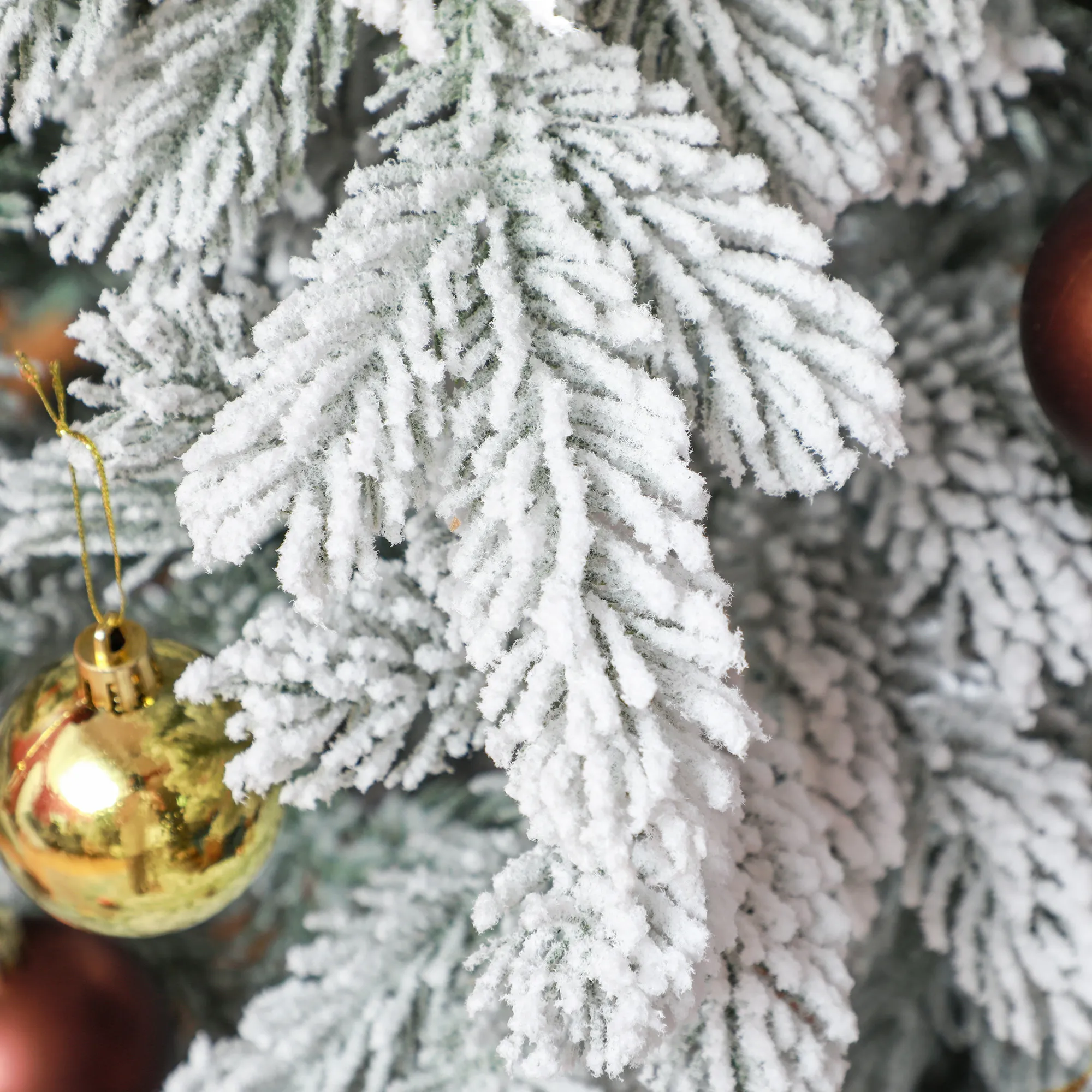 Weihnachtsbaum künstlich mit Kunstschnee, flammhemmend, 180 cm