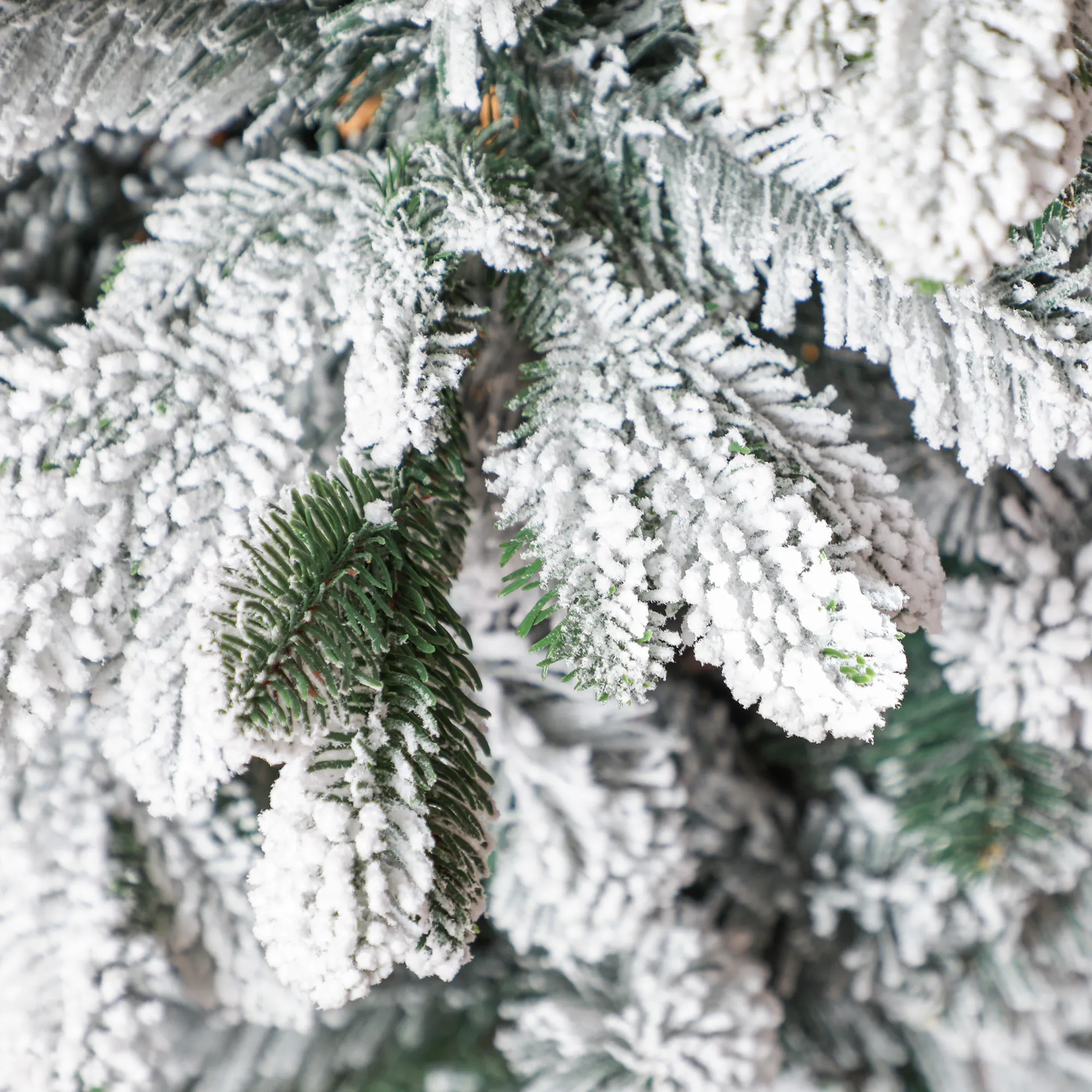 Künstlicher Weihnachtsbaum mit Kunstschnee & Zapfen, 180 cm, Grün