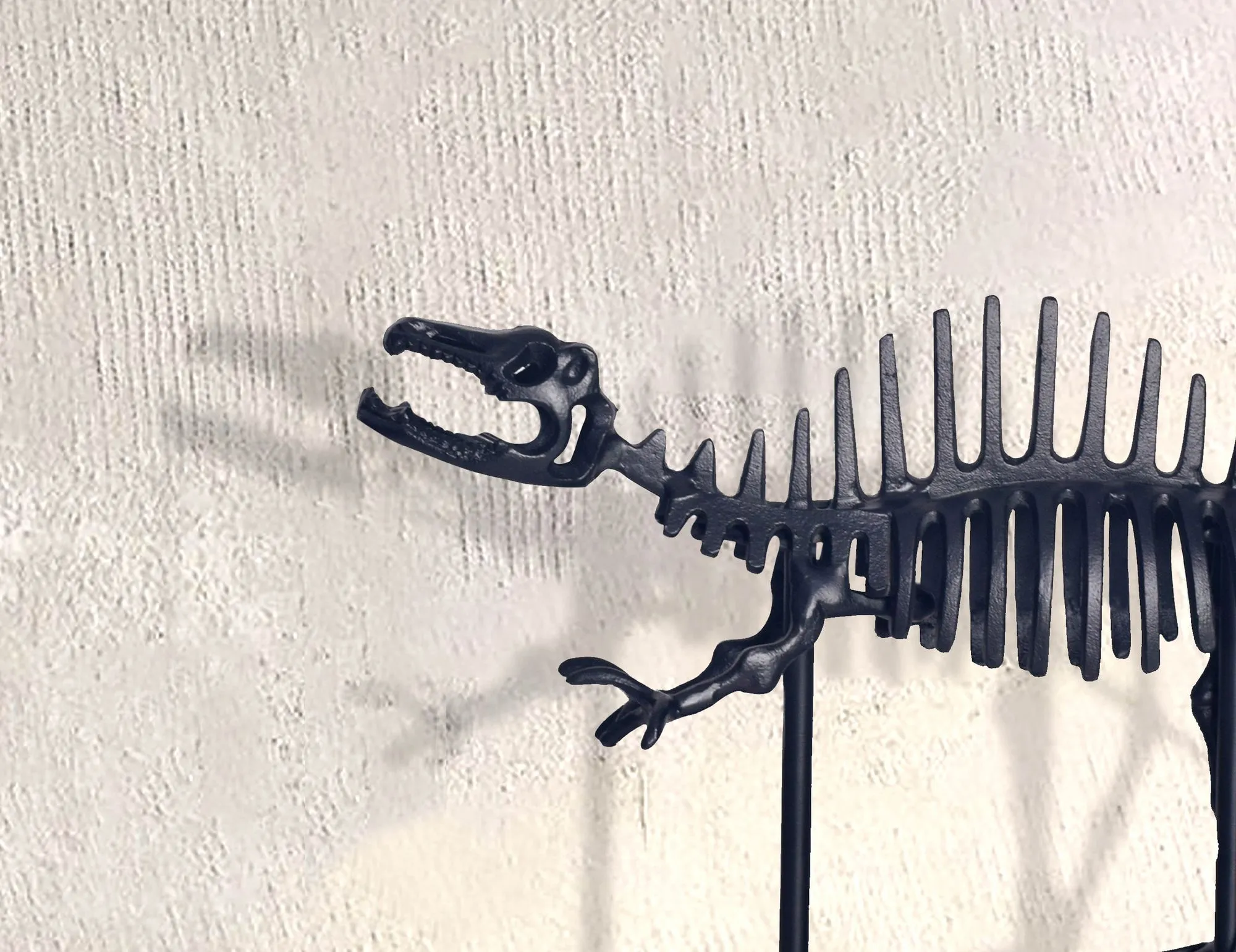 Dekofigur T-Rex Aluminium Schwarz Dino Statue 62 cm mit Sockel