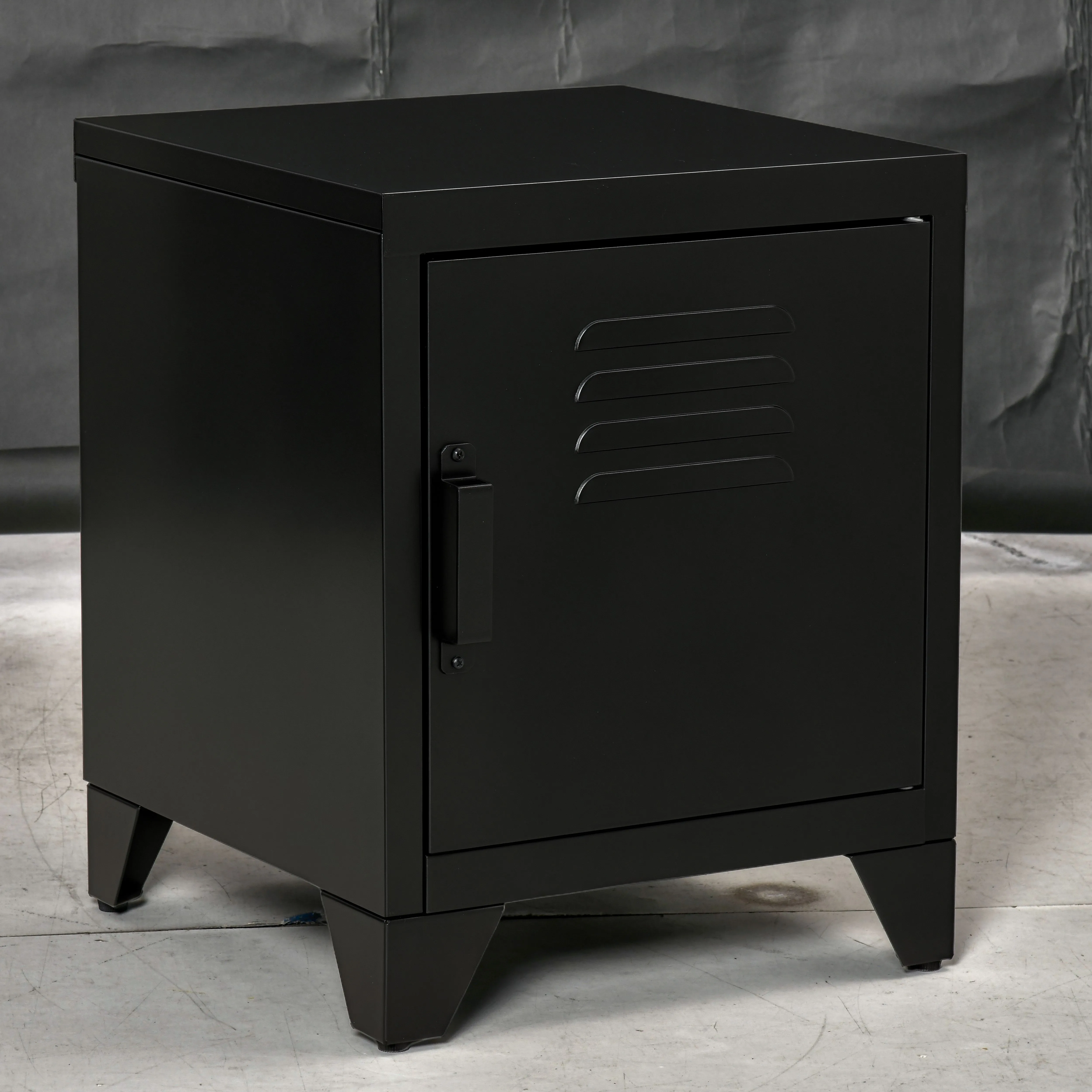 Schwarzer Nachttisch aus Metall 40B x 40T x 50H cm