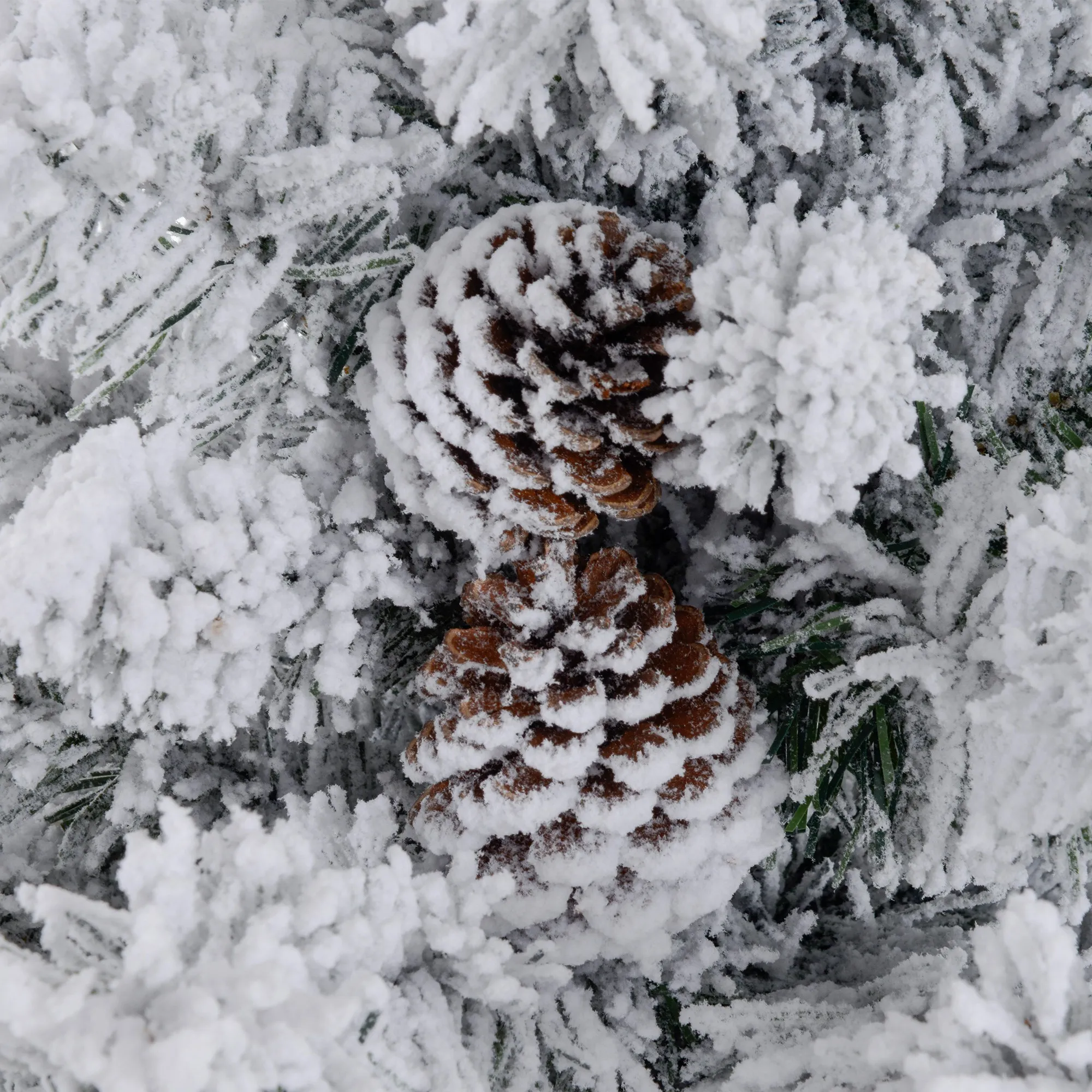 Weihnachtsbaum 92 cm, LED-Lichter, Schneezweige, Tannenzapfen, flammenhemmend, Betonfuß