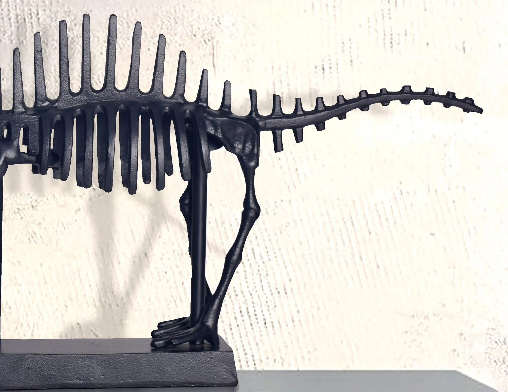 Dekofigur T-Rex Aluminium Schwarz Dino Statue 62 cm mit Sockel