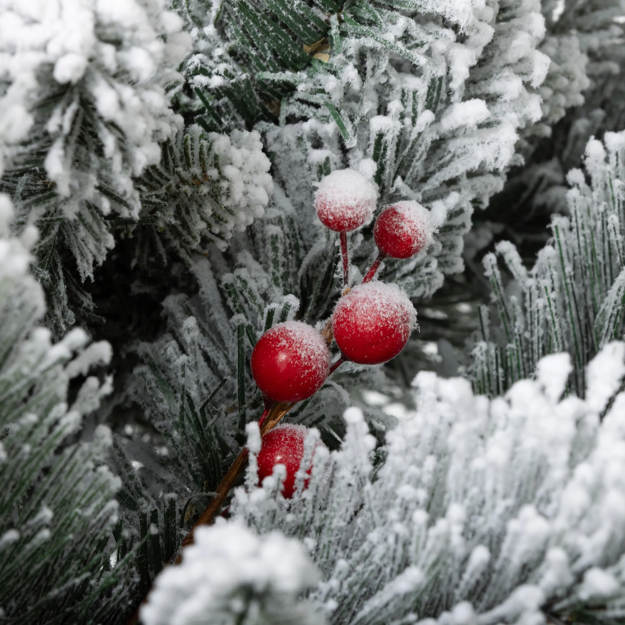Weihnachtsbaum mit LED-Beleuchtung, 2er-Set, 107 cm, Tannenzapfen, rote Beeren, feuersicher, Grün/Weiß
